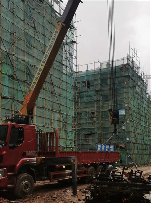 陆川县“慢工细活”—— 吊车的 “微动控制” 技术