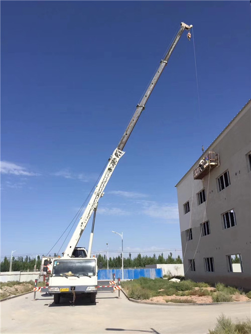 陆川县“轻装强干”—— 吊车的 “轻量化臂架” 技术